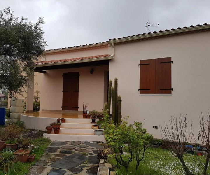 Nous vendons des menuiseries en bois de qualité. 